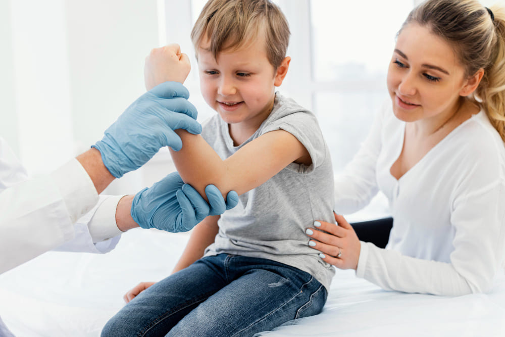 bambino in visita dall'ortopedico pediatrico
